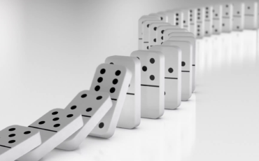 line-of-white-dominoes-falling_mkom3ee5__F0000